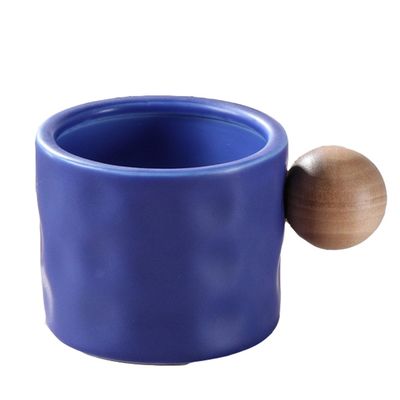 Logotipo personalizado Taça de cerâmica azul criativa com amostras de alça de madeira oferecidas