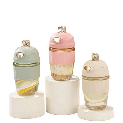 Copo de palha de vidro de ouvido de coelho para crianças com design atraente e manga de silicone