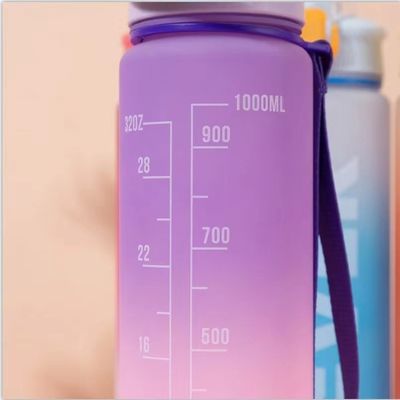 Atualize o seu equipamento de ginástica com a nossa garrafa de água esportiva de plástico de 1L à prova de vazamento e durável
