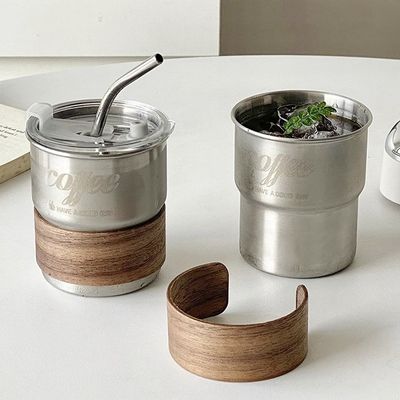 Copo de café de acampamento de aço inoxidável com alça dobrável e materiais sustentáveis