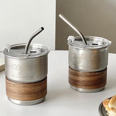 Copo de café de acampamento de aço inoxidável com alça dobrável e materiais sustentáveis