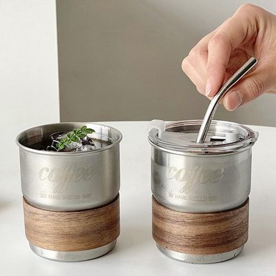 Copo de café de acampamento de aço inoxidável com alça dobrável e materiais sustentáveis