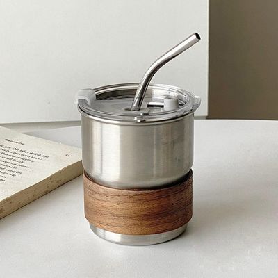 Copo de café de acampamento de aço inoxidável com alça dobrável e materiais sustentáveis