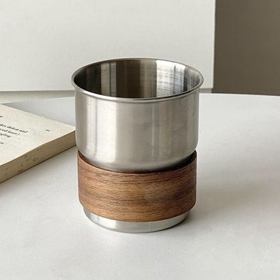 Copo de café de acampamento de aço inoxidável com alça dobrável e materiais sustentáveis