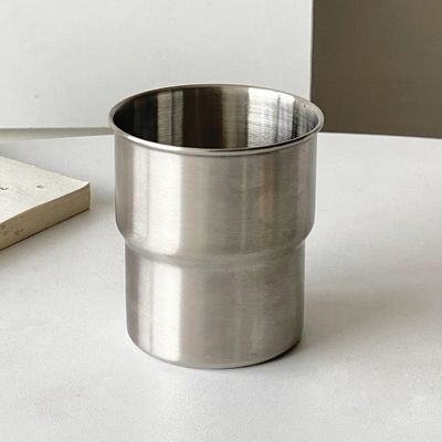 Copo de café de acampamento de aço inoxidável com alça dobrável e materiais sustentáveis