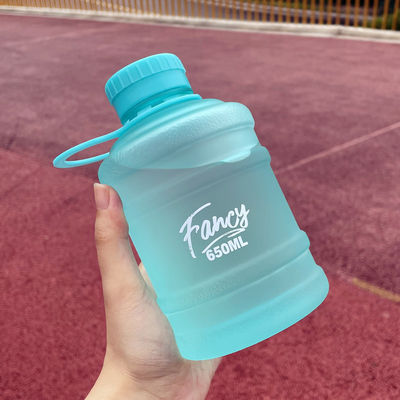 680 ml Copo de bebida de plástico portátil de grande capacidade para estudantes