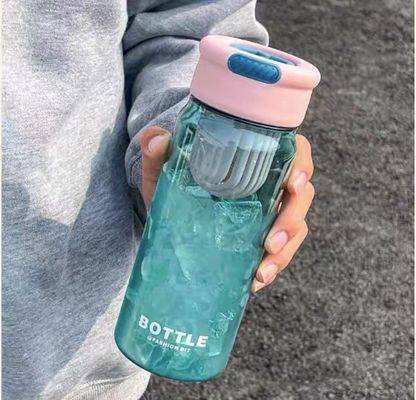 Garrafa de água de plástico de 650ml de PP com logotipo personalizado e separador de chá