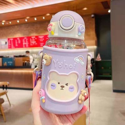Anti-corrosivo revestido 620 ml garrafa de água de plástico com tampa em forma de urso e cordão Cute