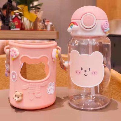 Anti-corrosivo revestido 620 ml garrafa de água de plástico com tampa em forma de urso e cordão Cute