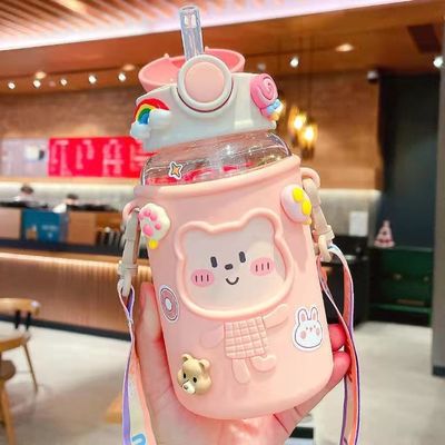Anti-corrosivo revestido 620 ml garrafa de água de plástico com tampa em forma de urso e cordão Cute