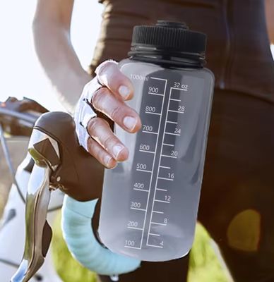 Unisex 1000ml Copo de água de grande capacidade Copo à escala impermeável com material plástico PS