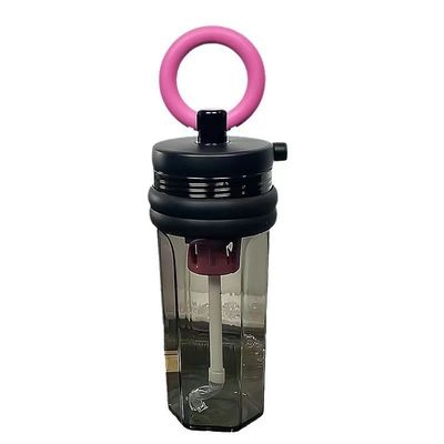 Garrafa de água de plástico de grande capacidade de 700 ml com projeto à prova de vazamento e palha reutilizável