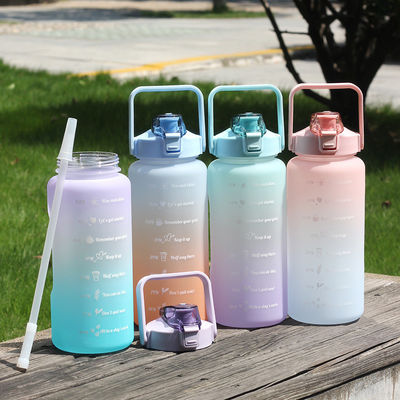 Garrafa de água potável PETG de grande capacidade de 2000 ml com palha e revestimento anticorrosivo