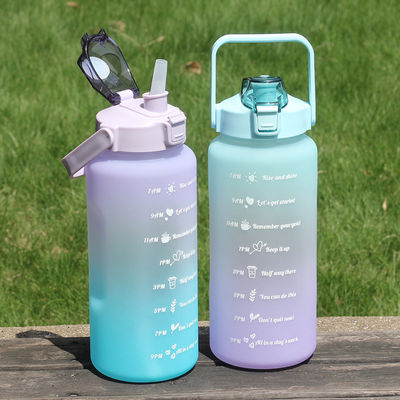 Garrafa de água potável PETG de grande capacidade de 2000 ml com palha e revestimento anticorrosivo