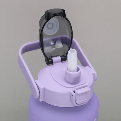 Garrafa de água esportiva de palha de plástico Garrafa de água esportiva de grande capacidade Garrafas de bebida de cor graduada para uso ao ar livre
