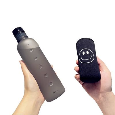 Isolamento térmico 500 ml Marcador de tempo desportivo Garrafa de plástico de água potável com tampa
