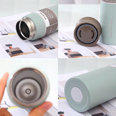 Mantenha-se hidratado com este copo térmico clássico feito de aço inoxidável 304