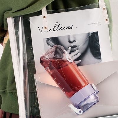Garrafa de água para viagens esportivas ao ar livre com linha de escala de toque e mão feita de Tritano