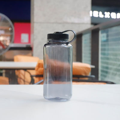 Garrafa de água de plástico durável para esportes à prova de vazamento e livre de BPA Capacidade de 1 litro