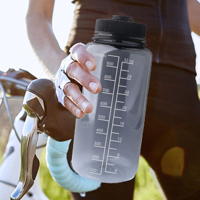 1000 ml de garrafa de água líquida transparente de plástico livre de Bpa com balança para esportes ao ar livre