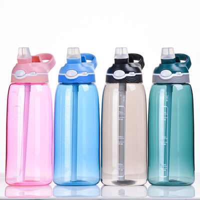 Mantenha-se hidratado com esta garrafa de água sem BPA de 1 litro.