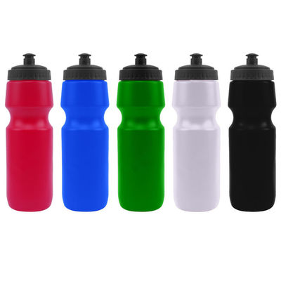 Equipado com PE plástico 700ml garrafa de água plástica desportiva com cobertura de poeira para bicicleta