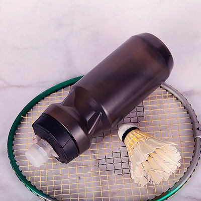 Equipado com PE plástico 700ml garrafa de água plástica desportiva com cobertura de poeira para bicicleta