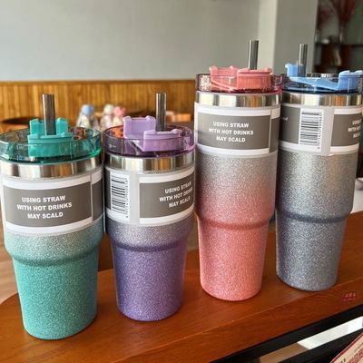 Garrafas de termo portáteis com canudos Custom 20 oz / 30 oz de aço inoxidável Copo de água isolado
