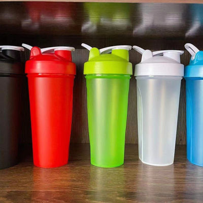 Em estoque 700ml bebidas pretas garrafas de plástico fitness Bpa gratuito personalizado Slim Plain Gym Protein Shaker garrafa de ginástica copos com logotipo