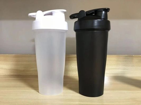 Em estoque 700ml bebidas pretas garrafas de plástico fitness Bpa gratuito personalizado Slim Plain Gym Protein Shaker garrafa de ginástica copos com logotipo