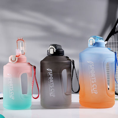 Garrafa de água desportiva de grande capacidade durável 2300 ML 3800 ML com design de gradiente de esfregão