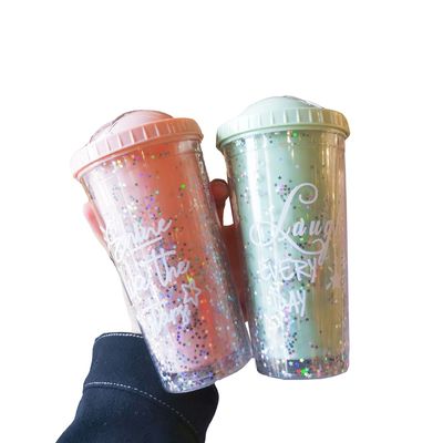 Copo de água com palha para o café da manhã