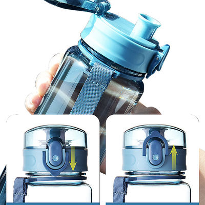 Garrafa de água potável de plástico esportivo portátil de 650 ml com galo 2023 Design Product