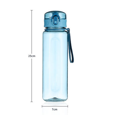 Garrafa de água potável de plástico esportivo portátil de 650 ml com galo 2023 Design Product