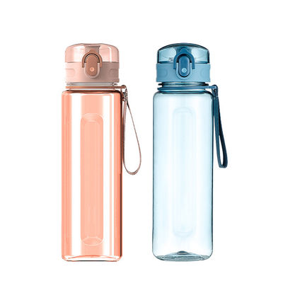 Garrafa de água potável de plástico esportivo portátil de 650 ml com galo 2023 Design Product