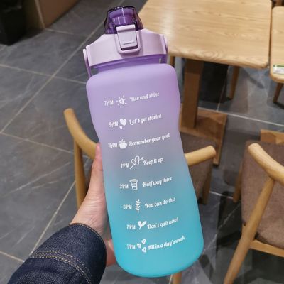 Garrafa de água de grande capacidade de 2000 ml com tampa para esportes ao ar livre
