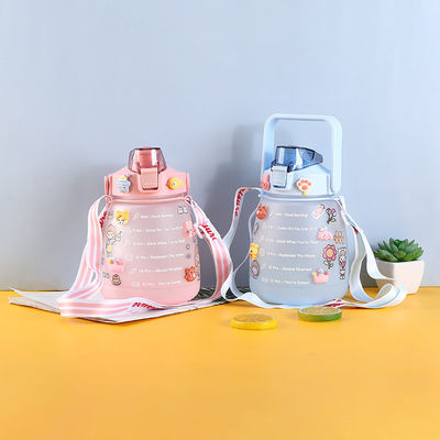Serviço orientado ao cliente Garrafa de água para crianças de 45 oz com autocolante e grande capacidade
