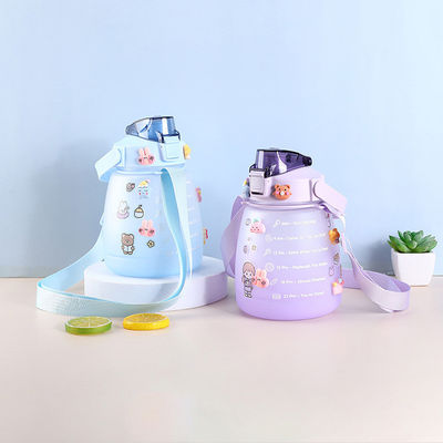 Serviço orientado ao cliente Garrafa de água para crianças de 45 oz com autocolante e grande capacidade