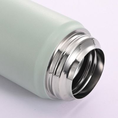 Estilo de design contemporâneo garrafa de água de aço inoxidável de 500 ml / 600 ml com alça de corda