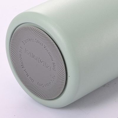 Estilo de design contemporâneo garrafa de água de aço inoxidável de 500 ml / 600 ml com alça de corda