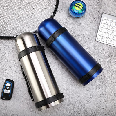 Melhore seu equipamento de viagem com esta garrafa portátil de água de aço inoxidável