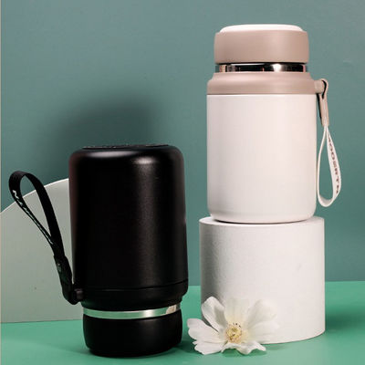 Mantenha-se hidratado na sua aventura de acampamento com esta garrafa de água de aço inoxidável isolada