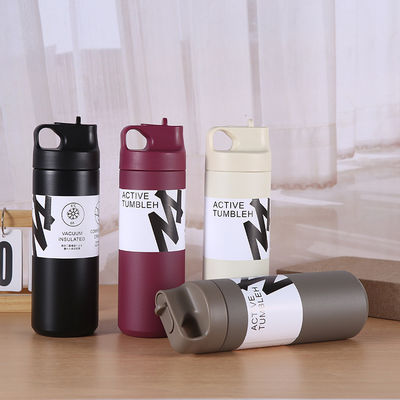 Garrafa de água de vácuo de parede dupla 550 ml Garrafas esportivas isoladas com alça
