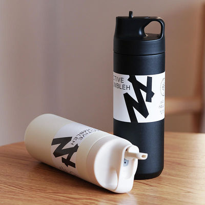 Garrafa de água de vácuo de parede dupla 550 ml Garrafas esportivas isoladas com alça