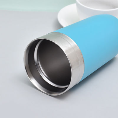Todas as pessoas podem desfrutar de 6-12 horas de isolamento térmico com esta caneca de viagem de 16 oz
