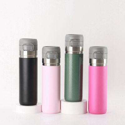 Garrafa de água de aço inoxidável 700 ml Flasca de vácuo de parede dupla para todas as pessoas aplicáveis