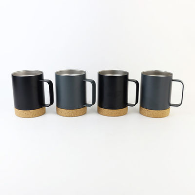 Taça preta com fundo de cortiça e tampa de fechadura perfeita.