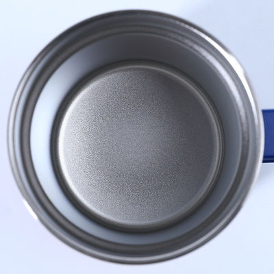 Taça preta com fundo de cortiça e tampa de fechadura perfeita.