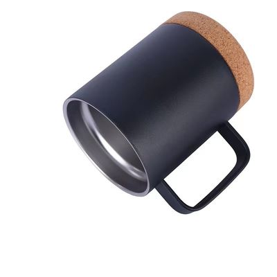 Taça preta com fundo de cortiça e tampa de fechadura perfeita.